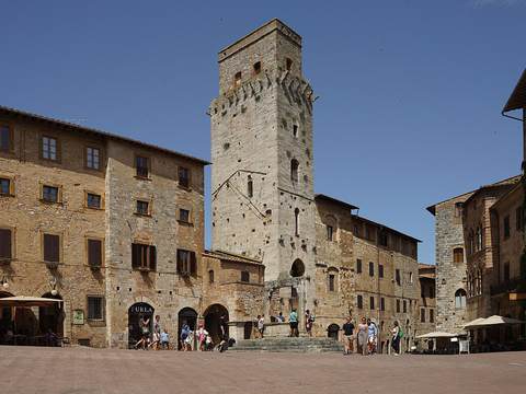 水井广场 · Torre Grossa